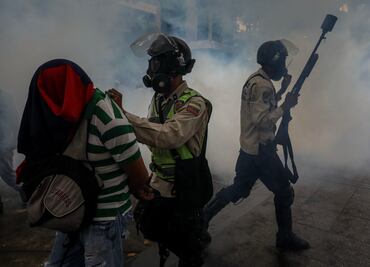 Fiscalía venezolana imputa a ex jefe militar por violar derechos humanos