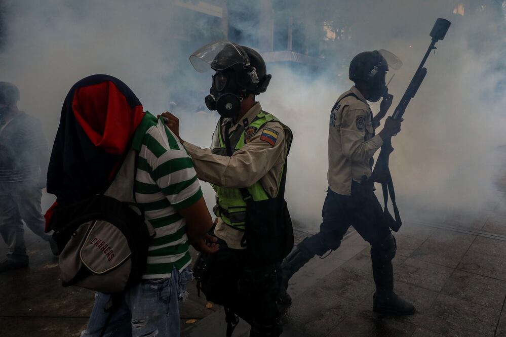 Agentes detienen a manifestantes durante una marcha hacia la sede del Poder Electoral hoy, jueves 29 de junio de 2017, en Caracas (Foto: EFE)