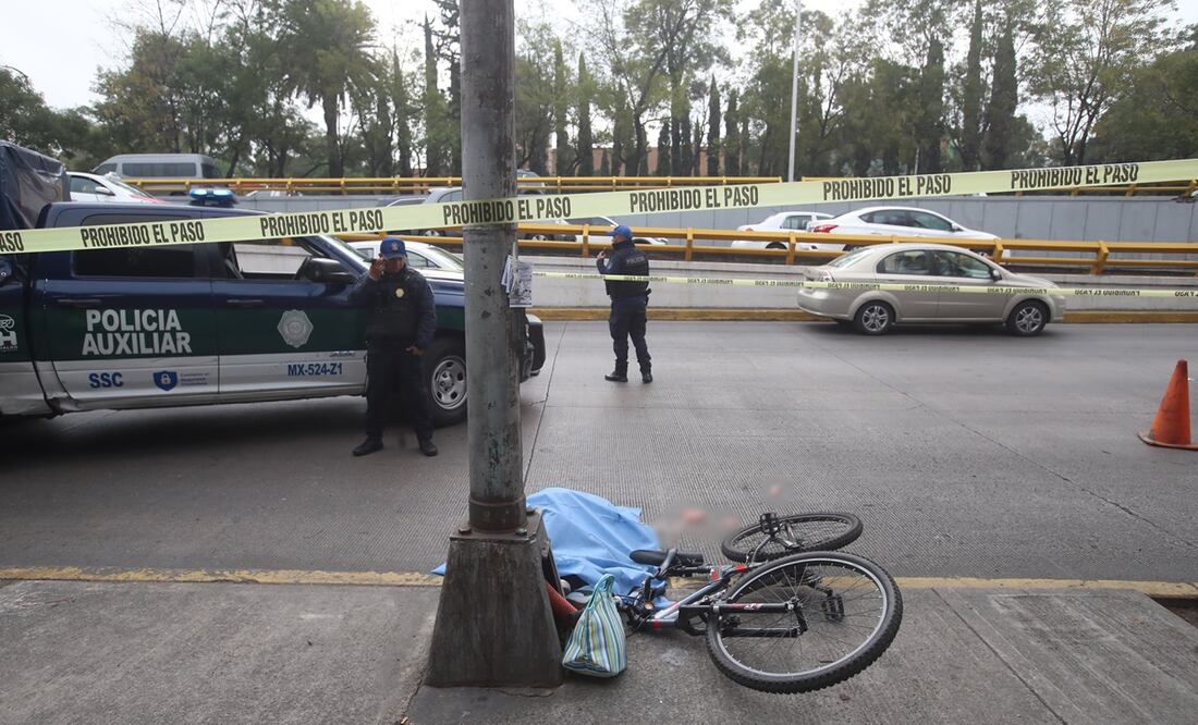 Una mujer ciclista murió arrollada por un trailer en la lateral de Circuito Interior y calle Nopaltzin en la colonia Tlaxpana en la alcaldía Cuauhtémoc. Paramédicos acudieron a determinar que ya no contaba con signos vitales.
Fotos: Francisco Rodríguez.