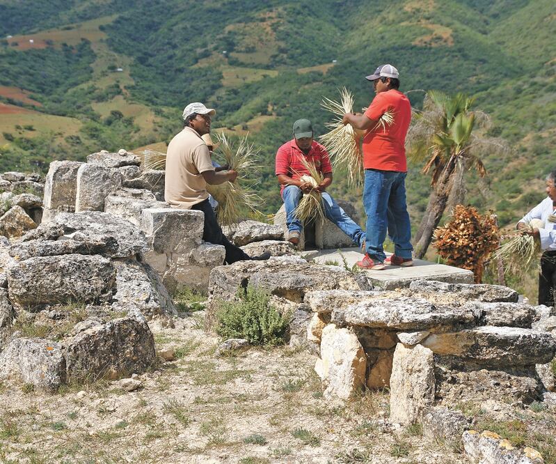 El camposanto se encuentra sobre una loma, a un costado del camino principal que lleva a San Juan Bautista Cuicatlán, ubicada a 120 kilómetros de la ciudad de Oaxaca. Fotos: Edwin Hernández. EL UNIVERSAL