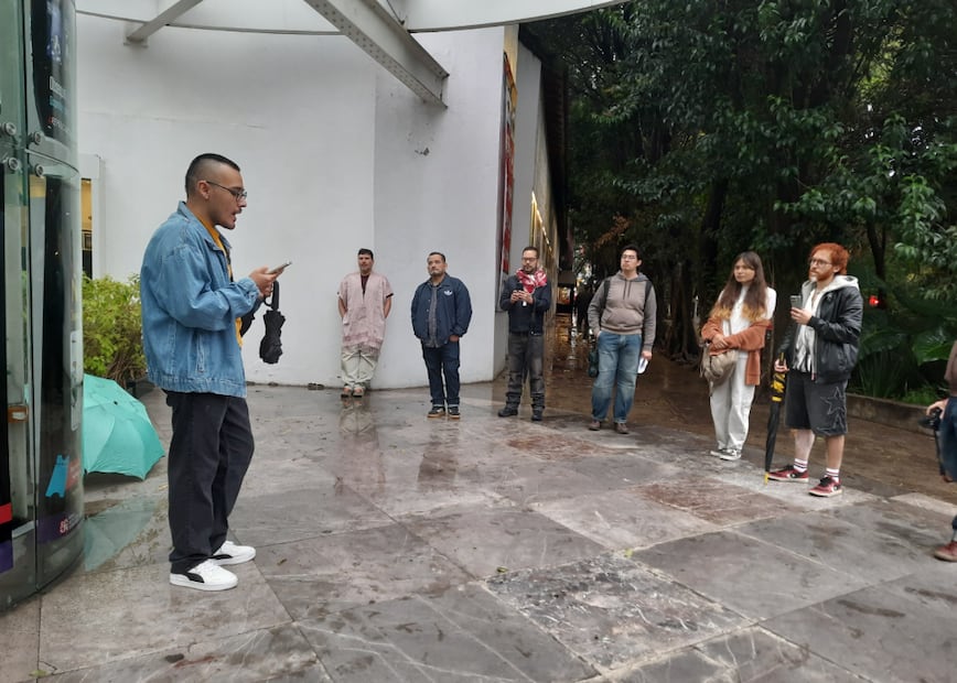 Poetas LGBT protestan fuera de las instalaciones del Fondo de Cultura Económica (FCE), ubicadas en la colonia Hipódromo Condesa, alcaldía Cuauhtémoc.
Foto: Frida Juárez / EL UNIVERSAL