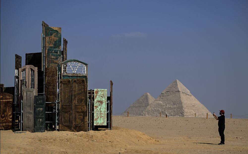 “Puertas de El Cairo”, del artista Alexandre Farto, también conocido como Vhils, cerca del complejo de las pirámides de Guiza, en Guiza, Egipto, el 11 de noviembre de 2025. Foto: EFE