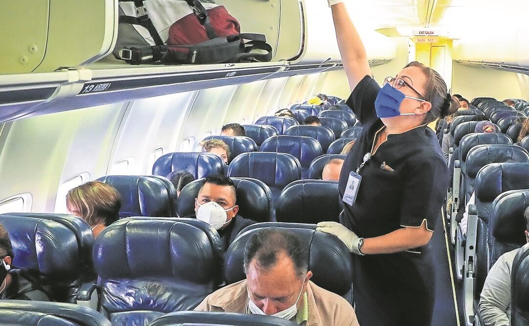 Los pasajeros tienen derecho a llevar en cabina hasta dos piezas de equipaje de mano. Foto: Archivo. El Universal
