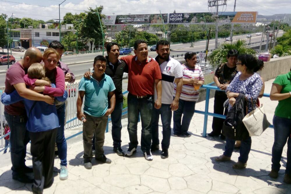 Los maestros fueron detenidos ayer durante el desalojo de la Torre Chiapas y de un tramo del libramiento norte en Tuxtla Gutiérrez (Foto: Oscar León / EL UNIVERSAL)