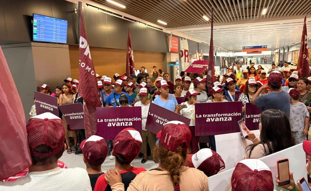 Simpatizantes esperan a la presidenta Claudia Sheinbaum en el Aeropuerto Internacional de Ciudad Juárez, Chihuahua (19/09/2026). Foto: Sharon Mercado / EL UNIVERSAL