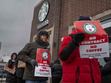 En víspera de Navidad, trabajadores de Starbucks inician huelga; exigen mejoras en salario y condiciones laborales