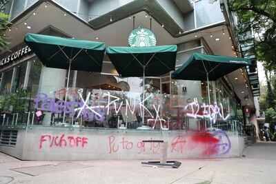 Violencia y destrozos en varios negocios, el saldo de la primera protesta "antigentrificación" en CDMX; “no te queremos, gringo”, gritan