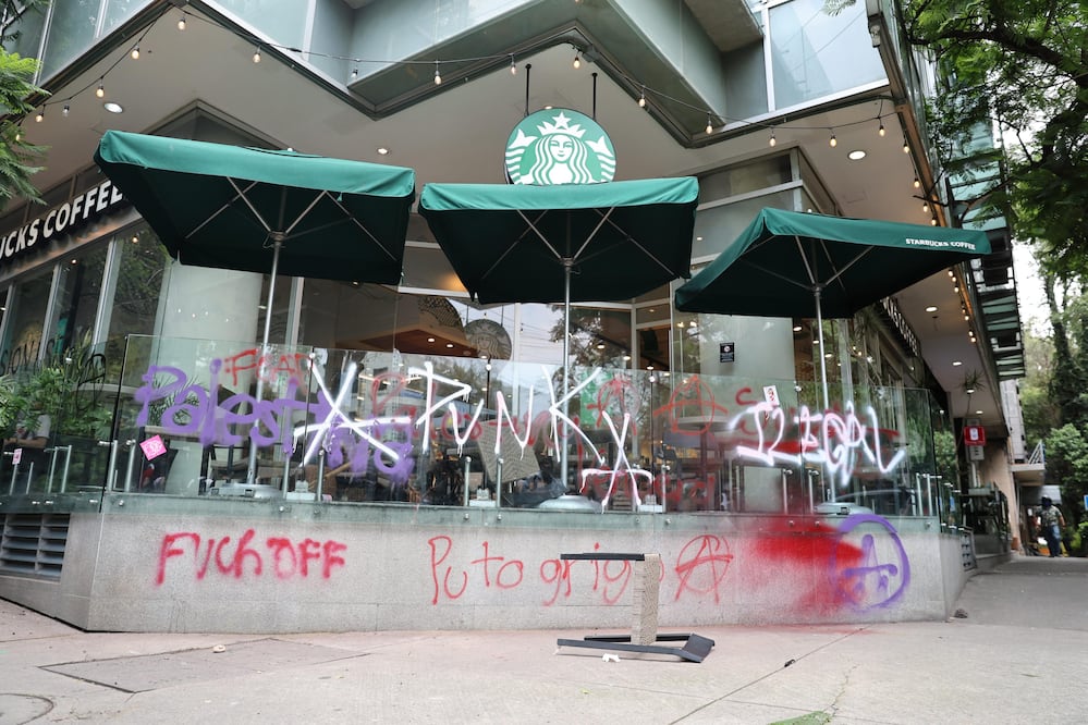 Integrantes del llamado "bloque negro" causaron destrozos en numerosos comercios de las colonias Hipódromo y Roma. (Foto: Fernanda Zamora/ EL UNIVERSAL)