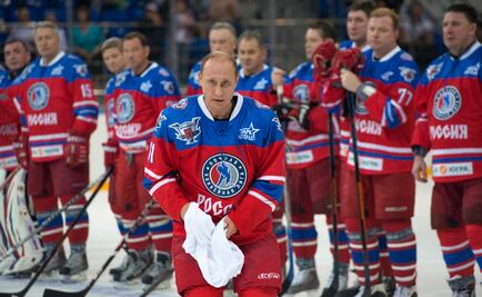 Putin celebra su cumpleaños 63 jugando hockey