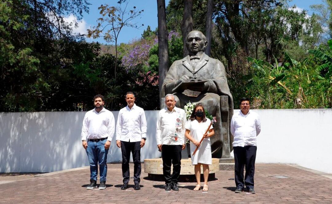 El presidente Andrés Manuel López Obrador y el gobernador Alejandro Murat hicieron Guardia de Honor en el Monumento a Benito Juárez García. Foto: Especial