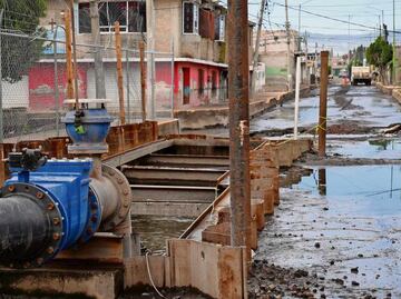 En Chalco, caminan entre el lodo otra vez