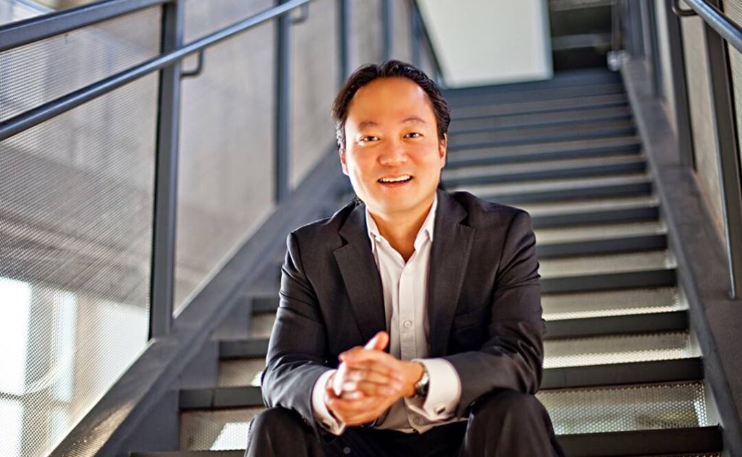 Yoo también fue elegido por "su desempeño al frente de la agrupación y por su conexión con los músicos durante el concierto de la Temporada de Otoño". FOTO: Tomada de: Scott-yoo.com