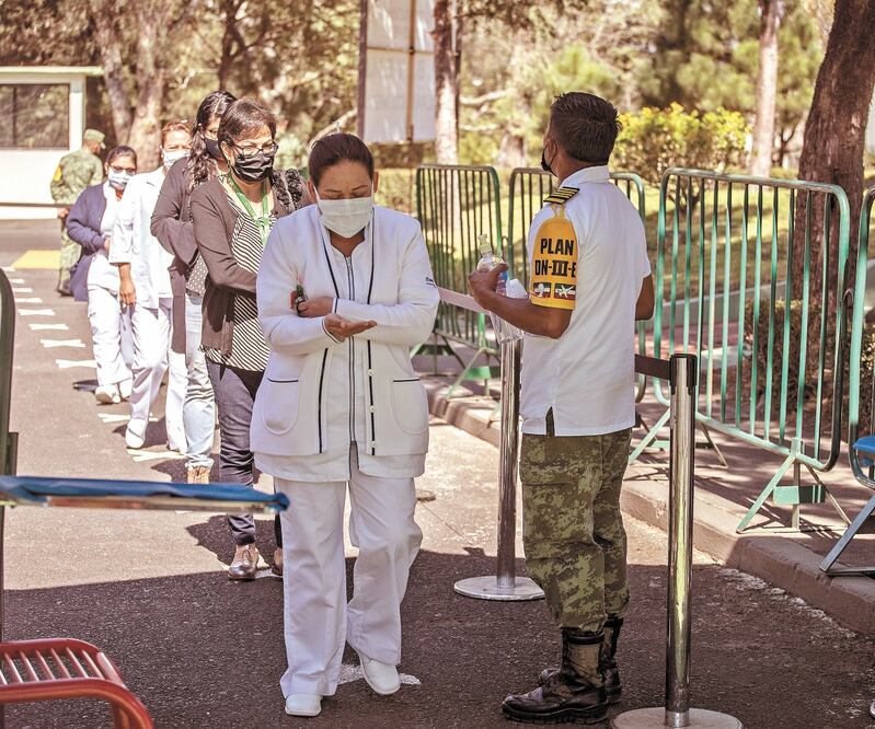 La mayor parte del personal de salud no ha recibido aún la primera o segunda dosis de la vacuna contra el Covid, como el gobierno prometió, señaló el PAN. ARCHIVO EL UNIVERSAL