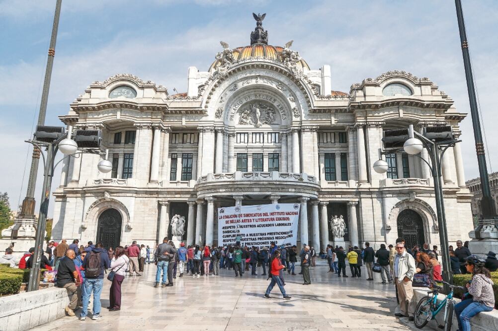 Alrededor de 100 integrantes de la Coalición Sindical del INBA se manifestaron en la explanada del Palacio de Bellas Artes (YADIN XOLAPA. EL UNIVERSAL)