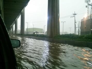 Lluvia deja encharcamientos y caos vial en DF