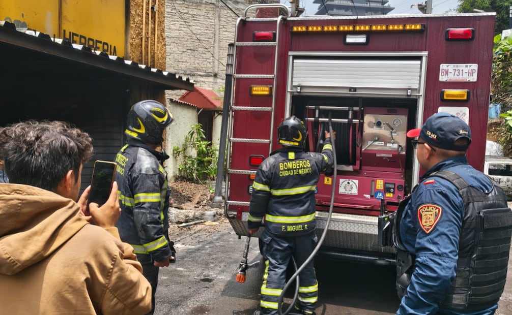 Incendio en vivienda de Álvaro Obregón consume 80 metros cuadrados; hombre resulta intoxicado.
Foto: Especial.