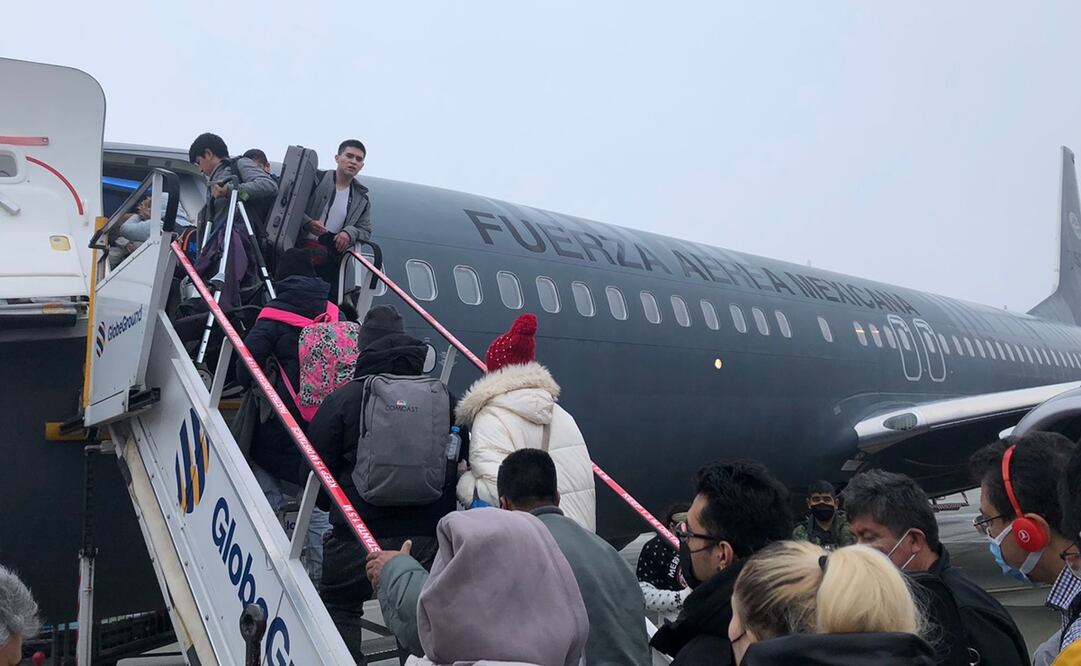 El Boeing 737-800 traslada un total de 69 personas evacuadas. Fotos: Ariadna García