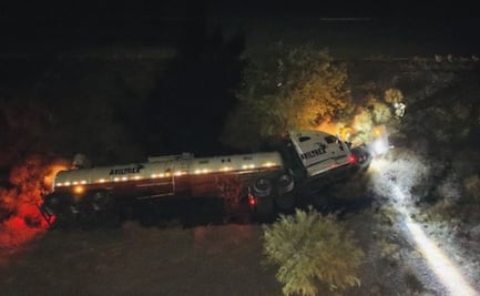 Vuelca pipa robada que transportaba petrolífero tras persecución en carretera federal de Sonora; conductor intentó huir