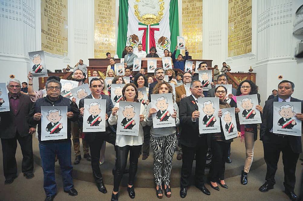 Los morenistas se manifestaron mostrando cartulinas con la caricatura impresa de López Obrador, para contrarrestar un punto de acuerdo promovido por el PAN, ante las declaraciones de que habrá perdón a delincuentes. (ESPECIAL)