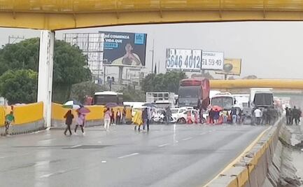 Padres de familia bloquean autopista México-Puebla; denuncian presunto abuso sexual por parte de un maestro