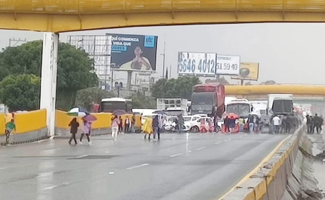 Padres de familia bloquean autopista México-Puebla; denuncian presunto abuso sexual por parte de un maestro. Foto: Especial.