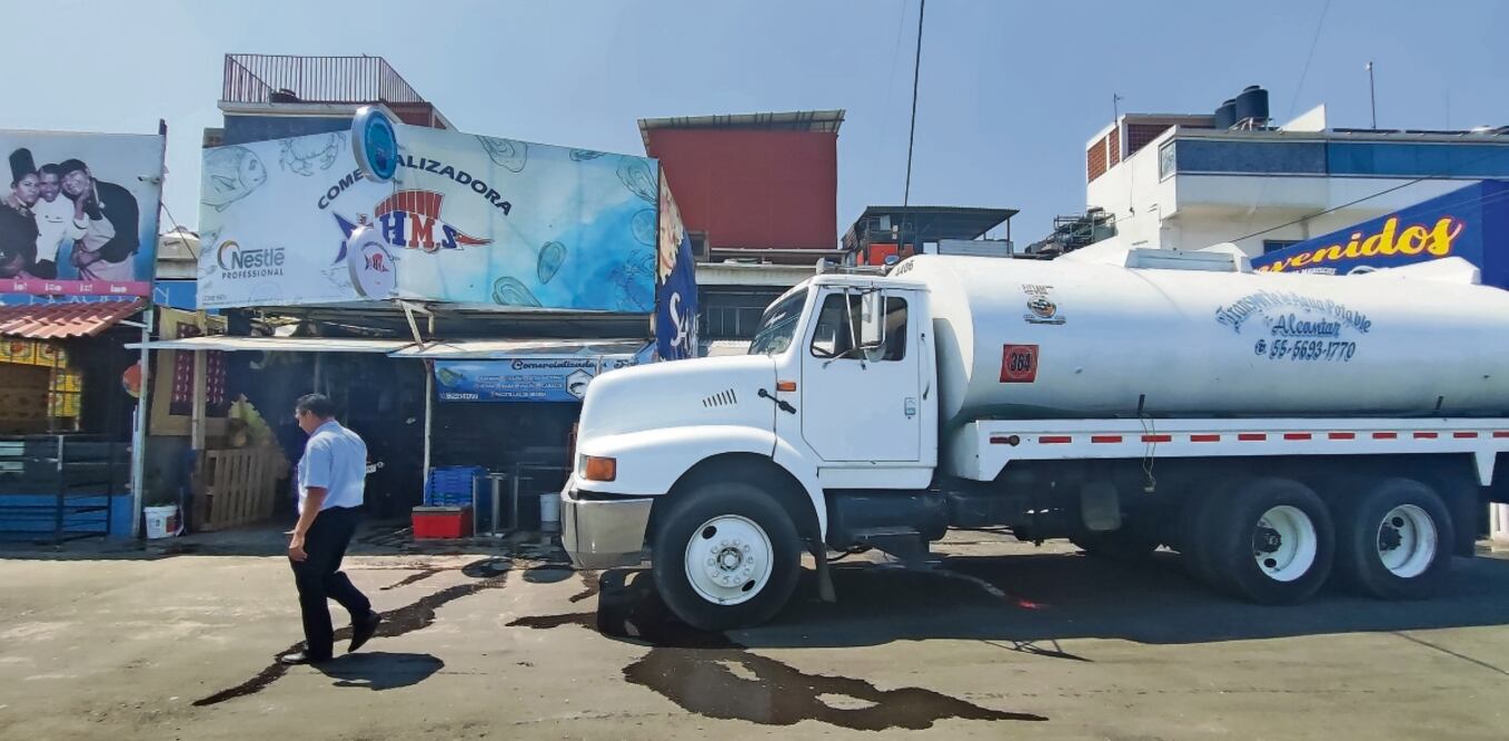 En el Mercado de La Viga, en Iztapalapa, llegan a adquirir hasta tres pipas de agua para poder realizar sus actividades cotidianas, como lavar productos y locales. Foto: Francisco Rodríguez / EL UNIVERSAL