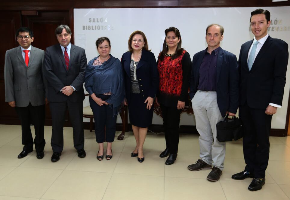 Los expertos en su última reunión con la procuradora Arely Gómez. /Especial