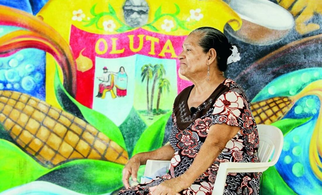 A speaker of the Oluteco language poses in front of a mural in Oluta, Veracruz and recounts the story of La Malinche. (Photo: GERMÁN GARCÍA. EL UNIVERSAL)