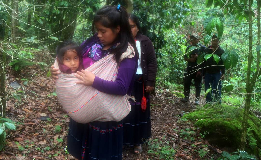 María envolvió a su hermana Teresa, de cuatro años, en una manta; se la amarró al pecho y junto con su madre y vecinos caminaron por las montañas hasta la comunidad de Tabak, donde las esperaba una ambulancia. Fotos: María de Jesús Peters/ El Universal.