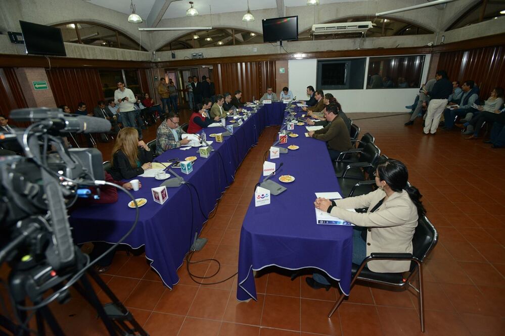 Sesión extraordinaria de la Comisión de Participación Ciudadana del Instituto Electoral del DF (Foto: IEDF)