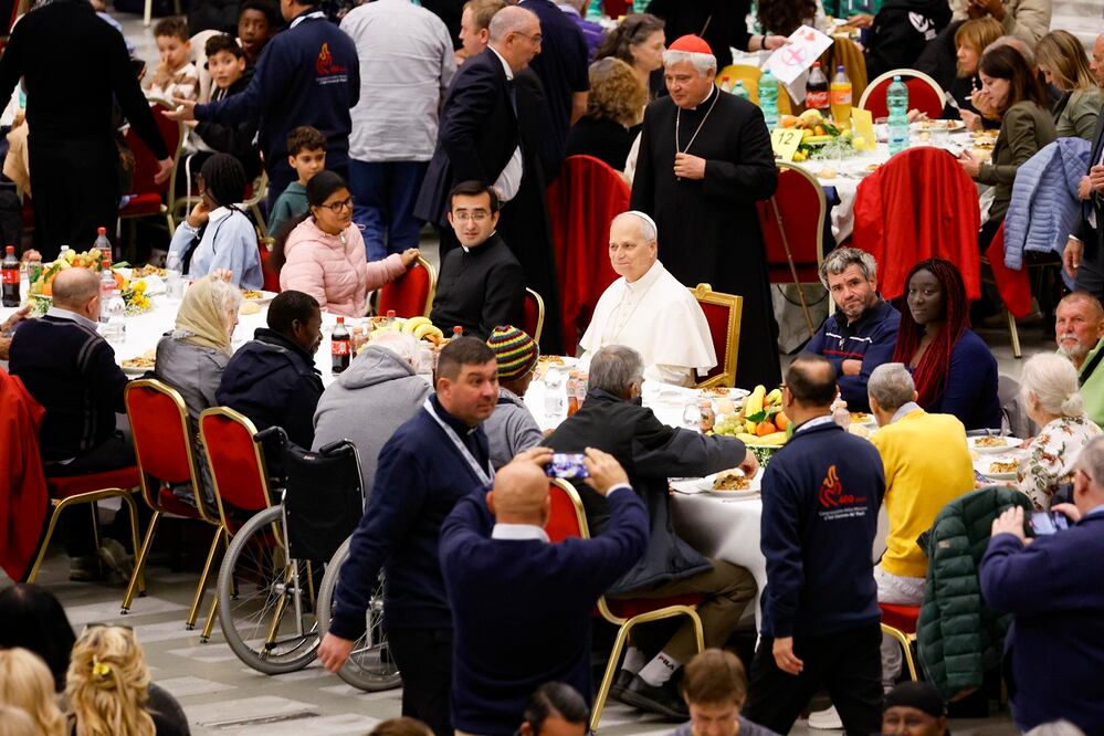El papa León XIV encabezó un almuerzo con la gente de menos recursos, en el marco del Jubileo de los Pobres, en el Vaticano. FOTO: EFE