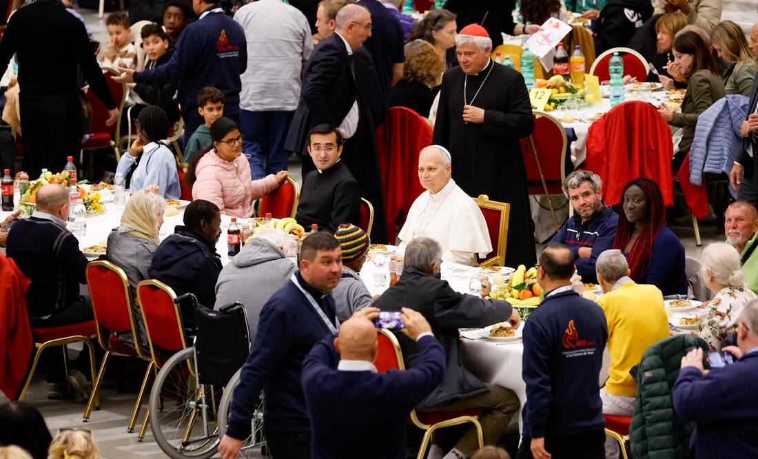 El papa León XIV encabezó un almuerzo con la gente de menos recursos, en el marco del Jubileo de los Pobres, en el Vaticano. FOTO: EFE