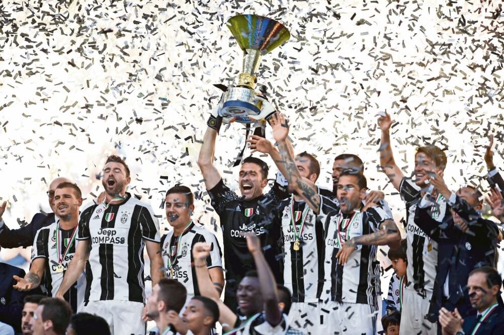 El conjunto de la Juve se proclamó ayer monarca de la Serie A. (FILIPPO MONTEFORTE. AFP)