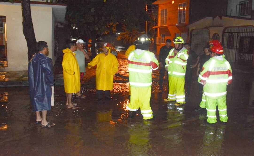 El bulevar Tangolunda que conduce hacia la zona hotelera Bahías de Huatulco presenta acumulación severa de agua y lodo. Foto: Especial