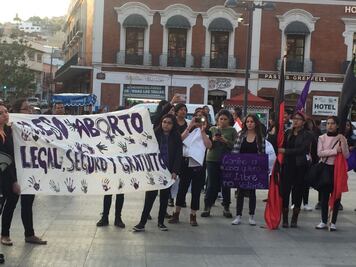 Activistas marchan por derechos de la mujer en Hidalgo