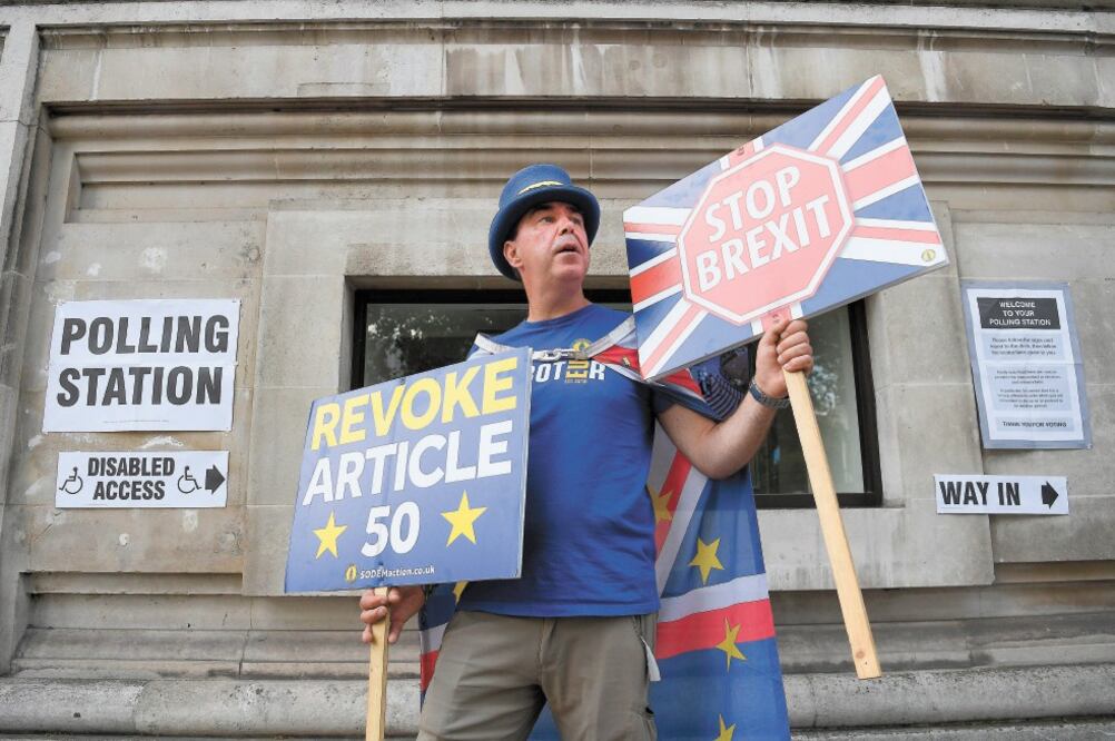 El activista Steve Bray al hacer campaña ayer para que el país permanezca en la Unión Europea (UE), en un colegio electoral en Londres. /ANDY RAIN. EFE