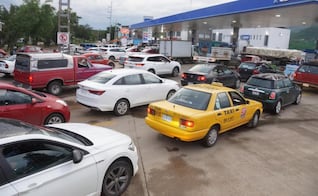 Desabasto de combustible en Oaxaca provoca compras de pánico en gasolineras; han cerrado 14 estaciones de servicio