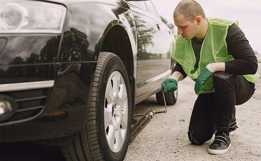 Existen llantas antiponchaduras que prometen eliminar la necesidad de pararse en la carretera a cambiarlas. Foto: Freepik