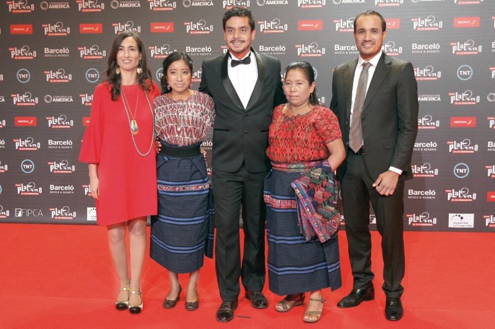El director Jayro Bustamante (al centro) junto al equipo de la película 'Ixcanul' (JUAN IGNACIO MAZZONI. EFE)