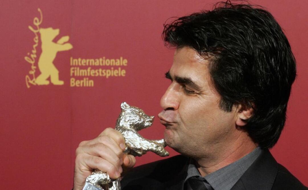 El director iraní Jafar Panahi posa con su Oso de Plata de Berlín en la 56ta edición del Festival Internacional de Cine de Berlín. Foto: AP