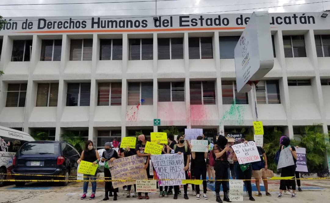 Grupos feministas de Yucatán tomaron simbólicamente las instalaciones en protesta hacia la violencia a las mujeres. Foto: Especial