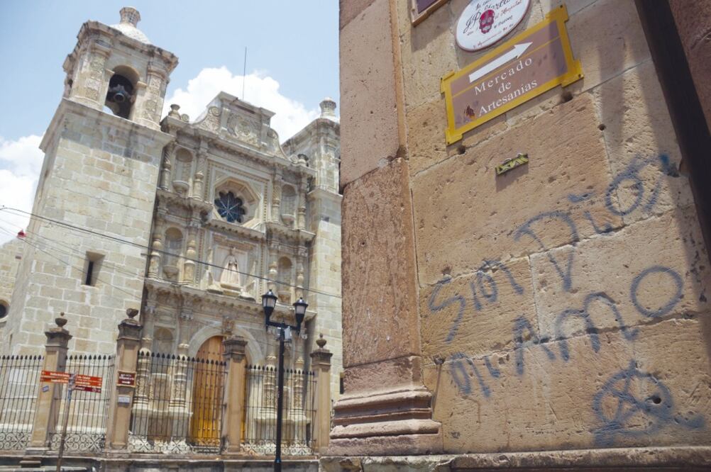 Inmuebles de los siglos XVI y XVI presentan pintas con aerosol. Foto: EDWIN HERNANDEZ. EL UNIVERSAL