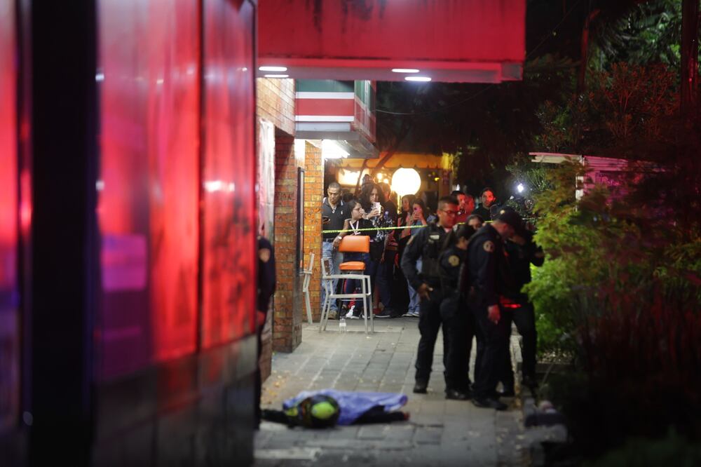 Asesinan a tiros a hombre en calles de la colonia Juárez, en la alcaldía Cuauhtémoc. (Foto: Francisco Rodríguez/ EL UNIVERSAL)