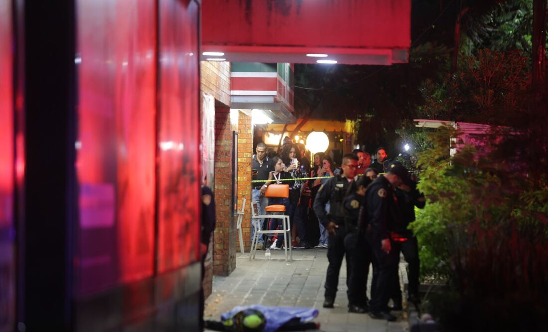 Asesinan a tiros a hombre en calles de la colonia Juárez, en la alcaldía Cuauhtémoc. (Foto: Francisco Rodríguez/ EL UNIVERSAL)