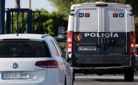 Policía de España registra sede del PSOE; investigan presunta trama para desbaratar causas judiciales que afectan al partido gobernante