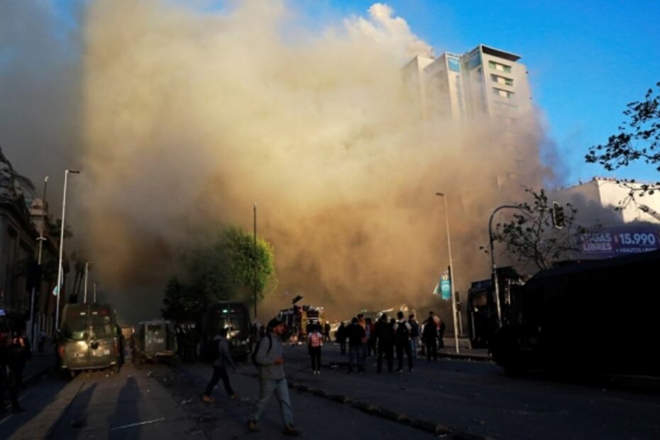Terminan protestas en Chile con incendio en centro de Santiago