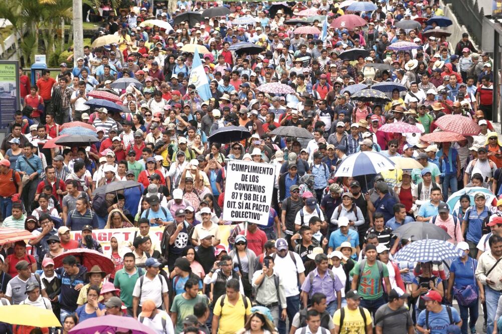 Miles de maestros marcharon ayer en la capital guatemalteca en demanda de mejoras a la educación, en momentos en que el país vive una tormenta política por el fallido intento del presidente Jimmy Morales de echar al jefe de la Cicig. (JOHAN ORDONEZ. AFP)