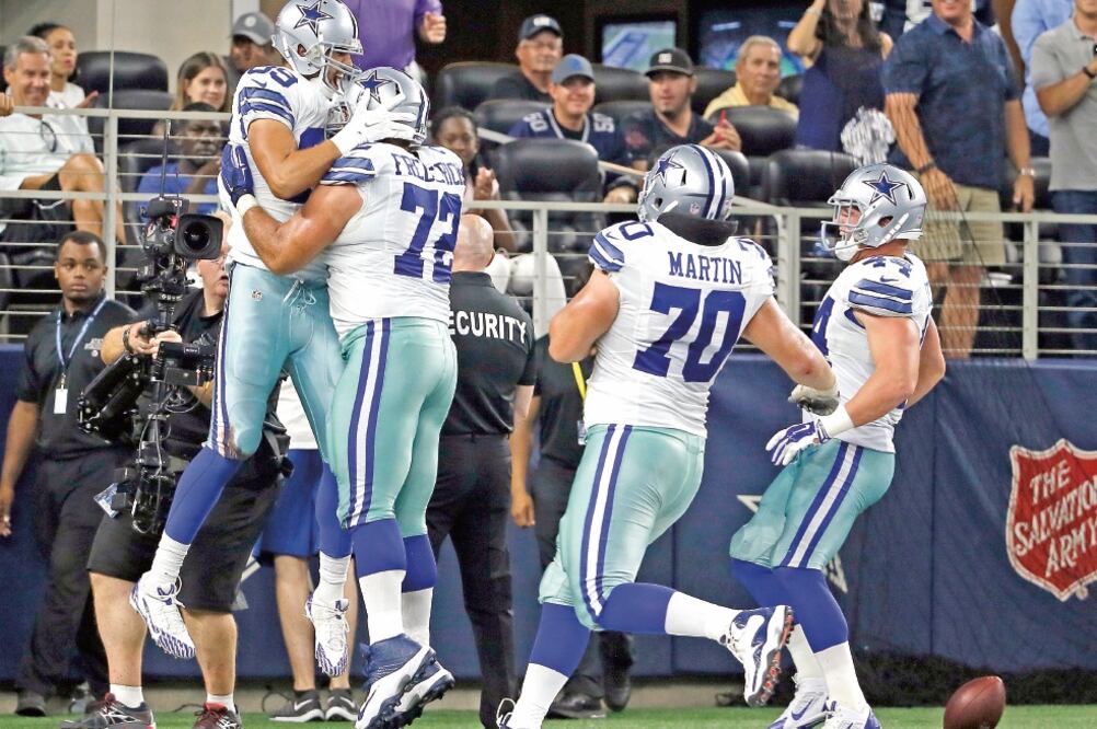 El ala cerrada Gavin Escobar (izq.) y el tackle Tyron Smith celebraron el segundo pase de anotación de Tony Romo (TONY GUTIÉRREZ. AP)