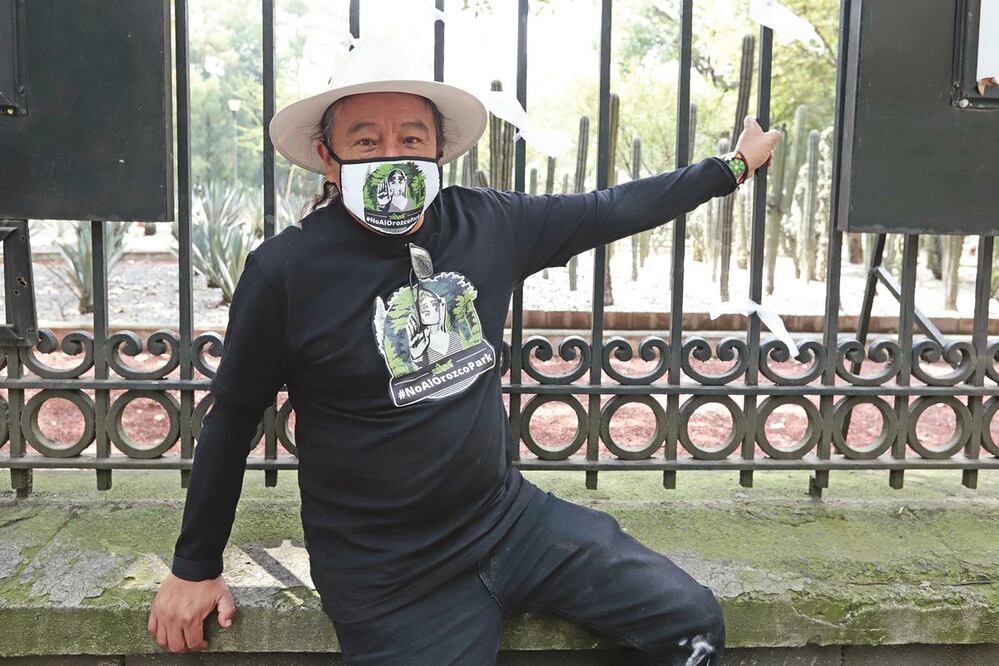 El doctor Pablo Gaytán, tras una conferencia de prensa afuera del Jardín Botánico de Chapultepec. BERENICE FREGOSO. EL UNIVERSAL  