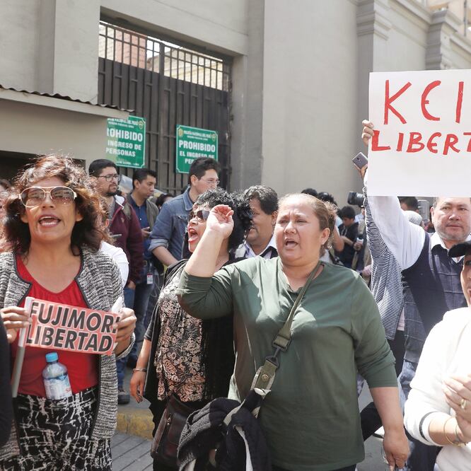 Simpatizantes de Keiko Fujimori se reunieron afuera de la sede policial de Lima donde la hija del ex mandatario Alberto Fujimori fue detenida ayer provisionalmente, acusada de actos de corrupción y lavado. (MARIANA BAZO. REUTERS)
